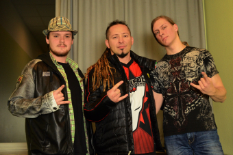 Arne (l.) und Alex (r.) nach dem Interview mit Zoltán Báthory von Five Finger Death Punch (m.) am 12. November 2013 in der Alsterdorfer Sporthalle in Hamburg.