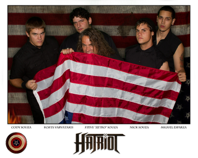 Hatriot posieren patriotisch in voller Formation (2013).