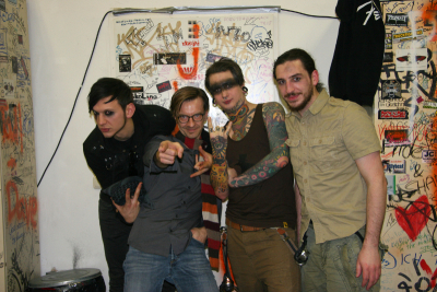 Marroks Brian Pearl, M:Zeven und Lycan Radix (v .l) mit Metal Trails Redakteur Michael Voit (2.v.l.), vor dem Traun-Gig.