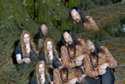 Pombagiras Carolyn und Pete, psychedelisch von Vic Singh in Szene gesetzt (2013).