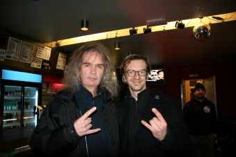 Metal Trails-Redakteur Michael Voit nach dem Interview mt Chris Boltendahl (l.) in der Szene Wien (2013).
