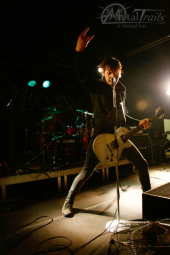 Brian Pearl in manischer Pose on Stage.