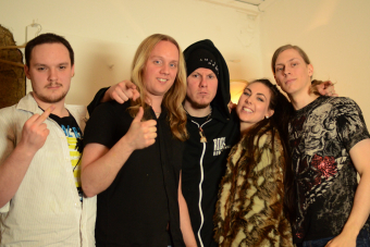 Metal Trails nach dem Interview mit Olof Mörck, Jake E und Elize Ryd (v.l.n.r.) im Gruenspan in Hamburg (2013). 