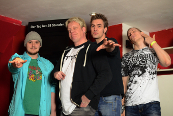 Metal Trails nach dem Interview mit +hors+en (m.l.) und Farp (m.r.) von Feuerengel im Docks in Hamburg (2013).
