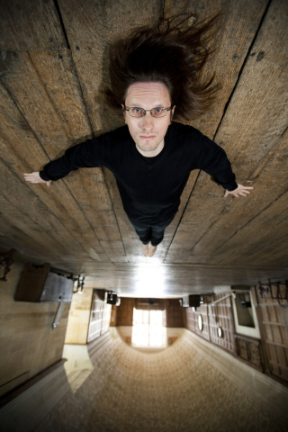 Steven Wilson steht auf Solopfaden musikalisch Kopf. Bild: Naki Kouyioumtzis.