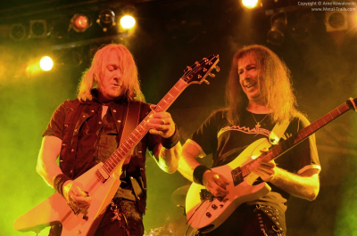 Kai Hansen und Gitarrist Henjo Richter live in Bremen (2011).