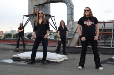 Gamma Ray posieren in vollem Line-Up auf dem Dach der Hammer Recording Studios in Hamburg (2012).