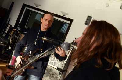Bassist Dirk Schlächter und Sänger sowie Gitarrist Kai Hansen beim Rehearsing der neuen Songs.