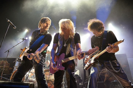 Roland Bergmann, Axel Kruse, Michael Voss und Jürgen Breforth (v. l.) alias 'Mad Max'  live on Stage bei der Tour mit Axel Rudi Pell (© Jonny Gauer).