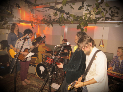 Dealer’s Maks Eastwood, Special-Guest Ehren Groban, Mathias Paulischin, Thomas Schmatz, Mike Fullsteam und Oliver Kerschbaumer (v. l.) live on Stage.