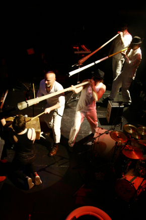 Ali Andress (4. v. r.) und seine Band AARA beim Bearbeiten eines Koffers.