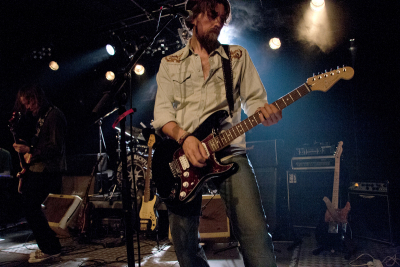 Dealer's Thomas Schmatz und Mike Fullsteam (v. l.) live on Stage im KV Röda in Steyr.