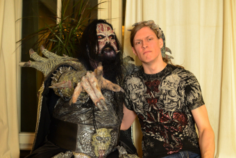 Unser Redakteur Arne Luaith nach dem mitternächtlichen Interview mit Mr. Lordi in Hamburg.