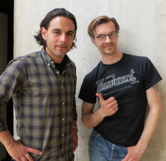 Metal Trails Redakteur Michael Voit nach dem Interview mit Danko Jones-Bassist JC (l.) in Linz.