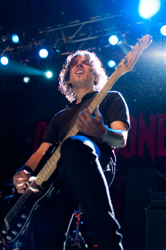 JC-Live: Bassist und Gründungsmitglied John Calabrese live on stage in Linz. (Foto: Martina Kettner)