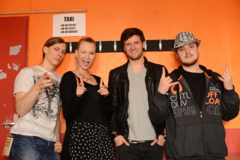 Metal Trails nach dem Interview mit Carolin Niemczyk (m.l.) und Daniel Grunenberg (m.r.) von Glasperlenspiel in der Hamburger Markthalle.