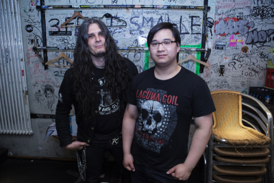 Metal Trails-Redakteur Khanh To Tuan zusammen mit Oliver Nikolas Schmid von Lacrimas Profundere direkt nach der Show der Band in Frankfurt (2013).