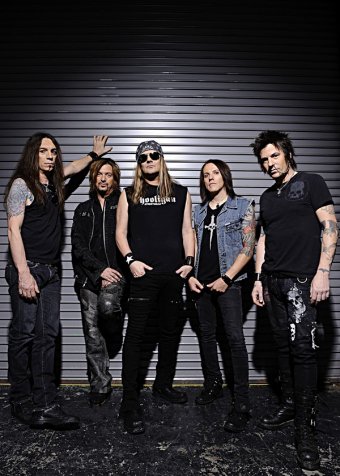 Die derzeitige Besetzung von Skid Row (v. l.): Scotti Hill, Dave Sabo, Johnny Solinger, Rob Hammersmith und Rachel Bolan.