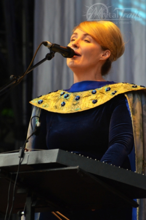 Lisa Gerrard während einer eher lustlos runtergespulten Show in der Hansestadt (2013).