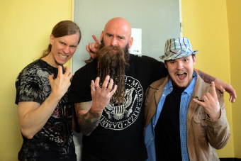 Metal Trails nach dem interview mit Chris Kael (m.) im Backstage der Markthalle in Hamburg (2013).