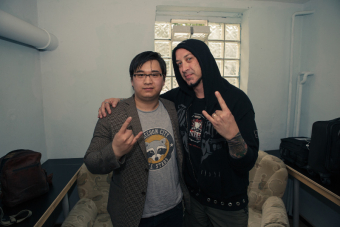 MT-Redakteur Khanh To Tuan nach dem Interview mit Tom Maxwell(r.), dem Gitarristen der Supergroup Hellyeah kurz vor der Show in Aschaffenburg (2013).