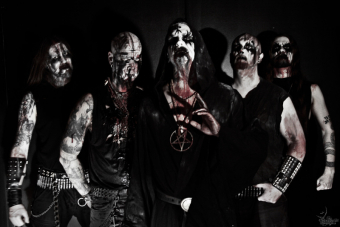 Horna präsentieren sich in voller Formation (2013).