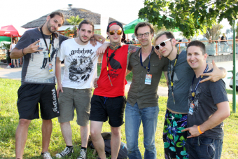 Bereit für die Wasserrutsche: Marroks Matthias Hernegger, Lycan Radix, M:Zeven (v. l.) und Brian Pearl (2. v. r.) mit Metal Trails auf dem Seerock Festival 2013.