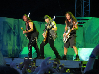Iron Maidens Dave Murray, Adrian Smith and Steve Harris (v. l.) mit nicht dem allerbesten Sound. Foto: Christian Hehs.