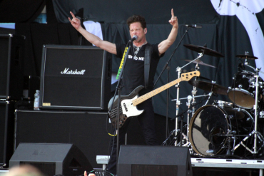 Jason Newsted prügelt sich durch ein etwas unrundes Set. Foto: Christian Hehs.
