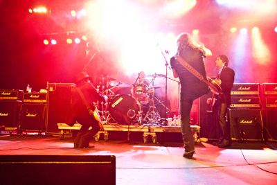 The Quireboys rollen ihren Rock 'n' Roll-Teppich bis in die hintersten Reihen aus.