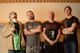 Metal Trails nach dem Interview mit Luke Purdie (m.l.) und Matt Pearce (m.r.) kurz vor ihrem Auftritt in der O2 World in Hamburg (2013).