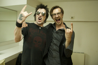Skid Row-Bassist Rachel Bolan nach dem Interview mit Metal Trails Redakteur Michael Voit Backstage in Telfs (2013). Bilder: Agnes Dinhobl.
