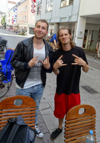 Adrian Erben nach dem Interview mit Richie Cavalera vor dem Colos-Saal in Aschaffenburg (2013).