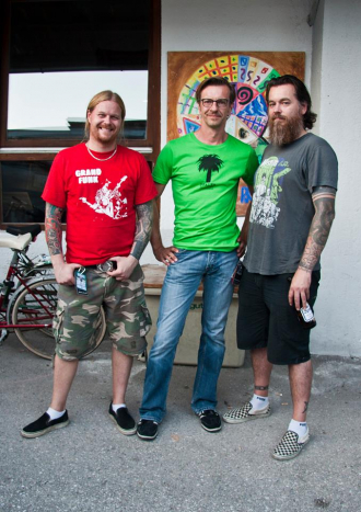 Martyn Millard (l.) und Chris Turner (r.) von Orange Goblin nach dem Gespräch mit Metal Trails-Redakteur Michael Voit im österreichischen Ebensee.