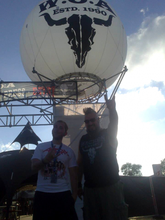 Adrian Erben nach dem Interview mit Georgij Makazaria (r.) auf dem Wacken Open Air 2013.