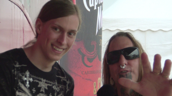 MT-Redakteur Arne Luaith und Dez Fafara strotzen den vom Himmel auf das W:O:A 2013 stürzenden Regenmassen.