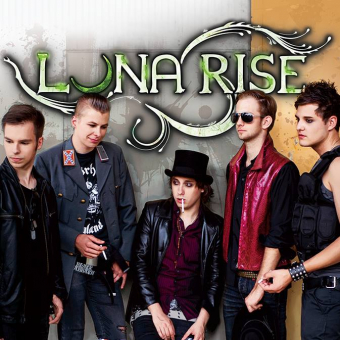 Die fünf Mondanbeter von Luna Rise mit den Bandgründern Chris Divine (Mitte) und Rob Rocket (2. v. l.).