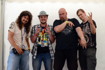 Metal Trails nach dem Interview mit Gitarrist Victor Smolski (l.) und Sänger/Bassist Peavy Wagner (m.r.) auf dem Wacken Open Air 2013.