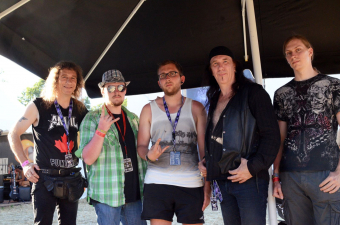 Metal Trails nach dem Interview mit Lips (l.) und Robb Reiner (m.r.) von Anvil im Presseberich des Wacken Open Air 2013.