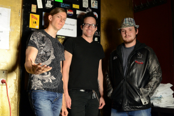 Arne (l.) und Alex (r.) nach dem Interview mit Richard Patrick (m.) von Filter.