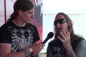 Wie schon beim Wacken 2012 mit HammerFall soffen wir auch dieses Jahr wieder so richtig ab! Mitten im Interview mit DevilDriver fluteten biblische Regengüsse den Acker.