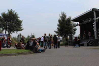 Die Leute beginnen sich vor der Bühne zu sammeln ...