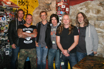Uwe Reitenauer, Chris Schmidt, Alfred Koffler, David Readman und Dennis Ward (v. l.) alias Pink Cream 69 mit Metal Trails (3. v. l.) nach dem Interview im Salzburger Rockhouse.