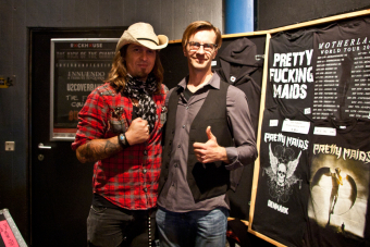 Pretty Maids Bassist Rene Shades (l.) mit Metal Trails nach dem Interview im Rockhouse (2013).