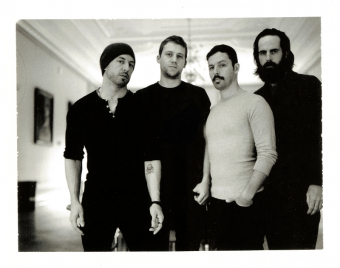 The Dillinger Escape Plan mit dem Gitarristen und einzig verbleibendem Gründungsmitglied Ben Weinman (2. v. r.) und Bassisten Liam Wilson (r.).
