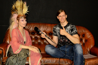 Arne Luaith (l.) im Interview mit Emilie Autumn (r.) am 4. September 2013 im Gruenspan in Hamburg.