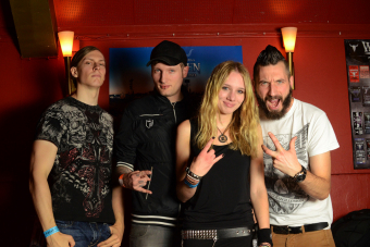 Arne und Anna mit Marc (m.l.) und Andy (r.) von Caliban auf den Hamburg Metal Dayz 2013.