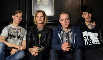 Arne (l.) von Metal Trails nach dem Interview mit Jennifer (m.l), Joe (m.r.) und Chris (r.) von Jennifer Rostock, 2014.