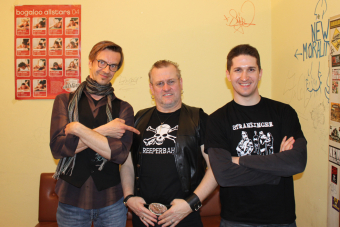 Der österreichische Ausnahmegitarrist Reinhard Stranzinger (m.) mit Metal Trails nach dem Interview in Pfarrkirchen. 2014