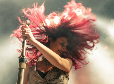 Nicht zu übersehen: Charlotte Wessels rote Mähne